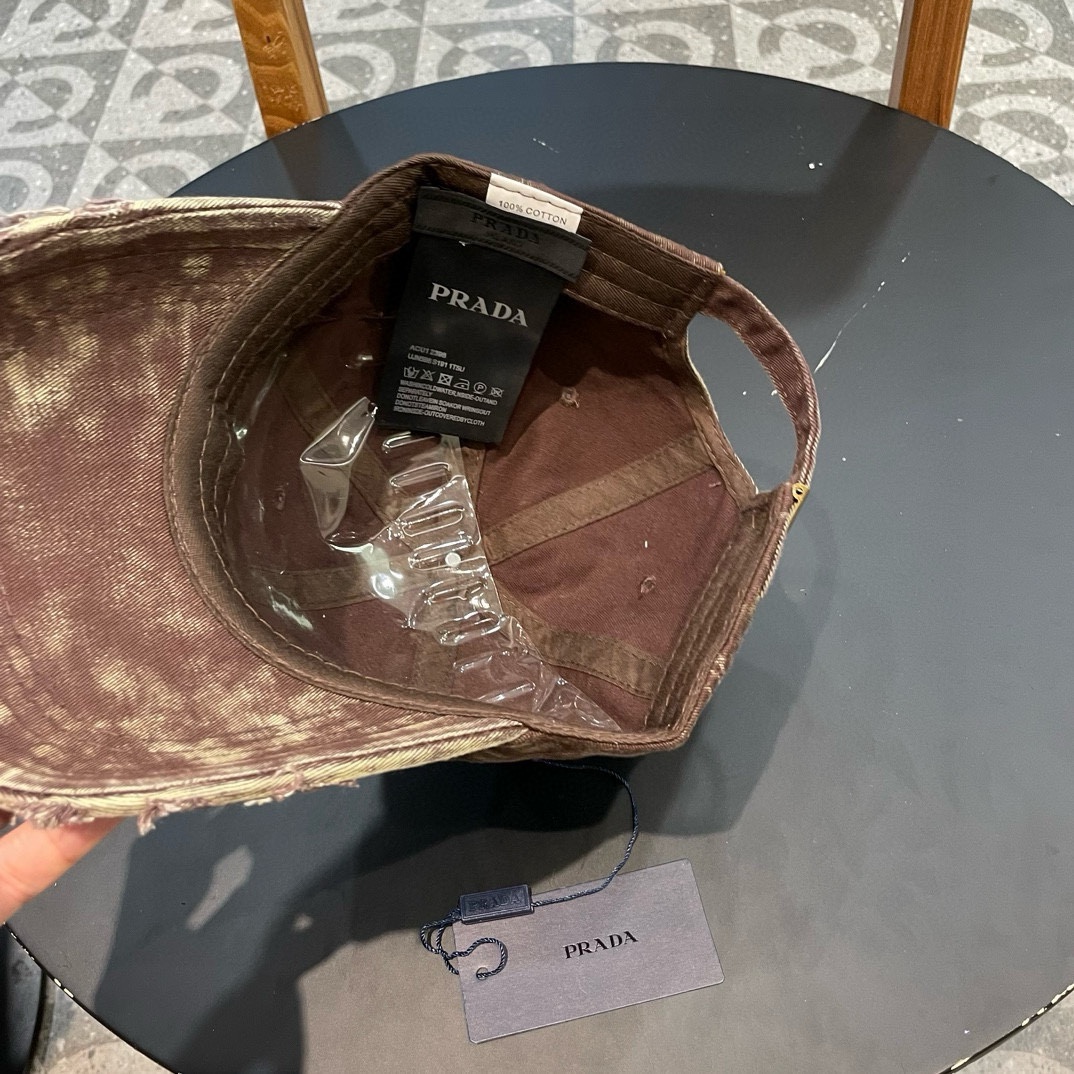  普拉达Prada 经典三角标棒球帽🧢万能必留款 戴一万年都好看 日常刚需 颜色完美 帽型正点 简直谁戴