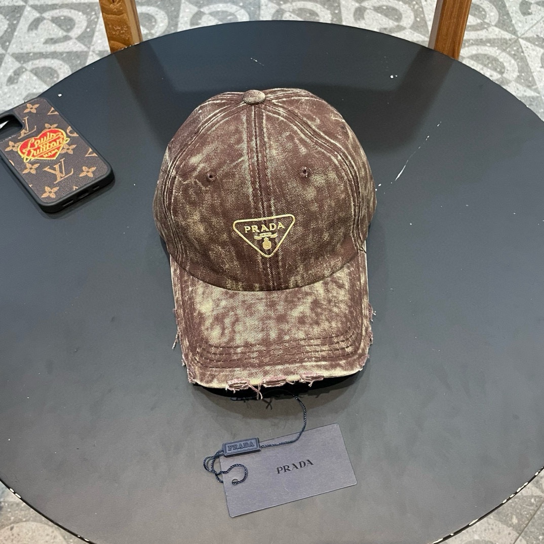  普拉达Prada 经典三角标棒球帽🧢万能必留款 戴一万年都好看 日常刚需 颜色完美 帽型正点 简直谁戴