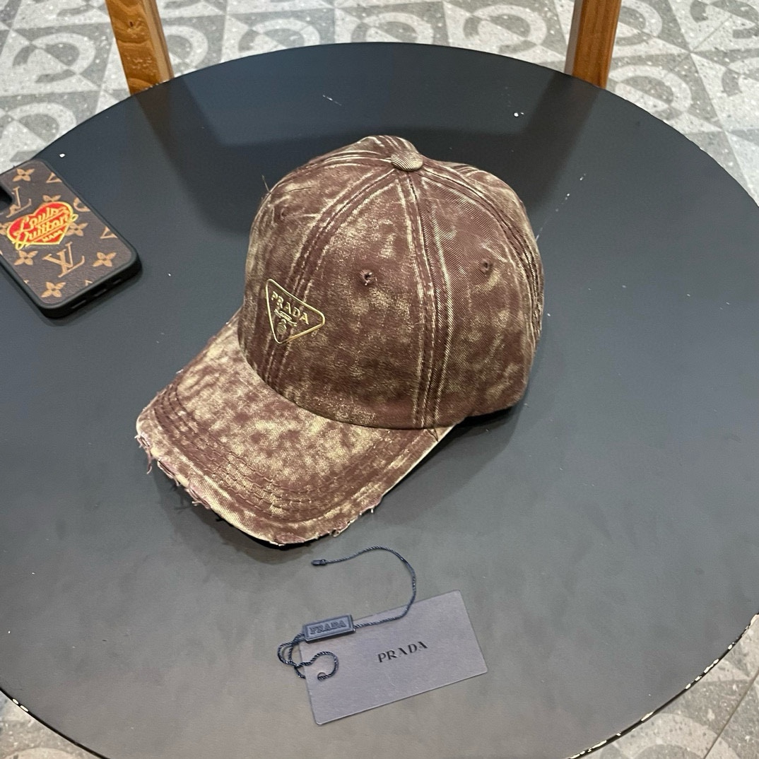  普拉达Prada 经典三角标棒球帽🧢万能必留款 戴一万年都好看 日常刚需 颜色完美 帽型正点 简直谁戴