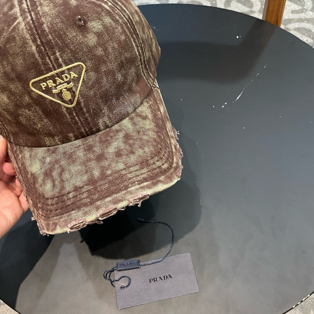  普拉达Prada 经典三角标棒球帽🧢万能必留款 戴一万年都好看 日常刚需 颜色完美 帽型正点 简直谁戴