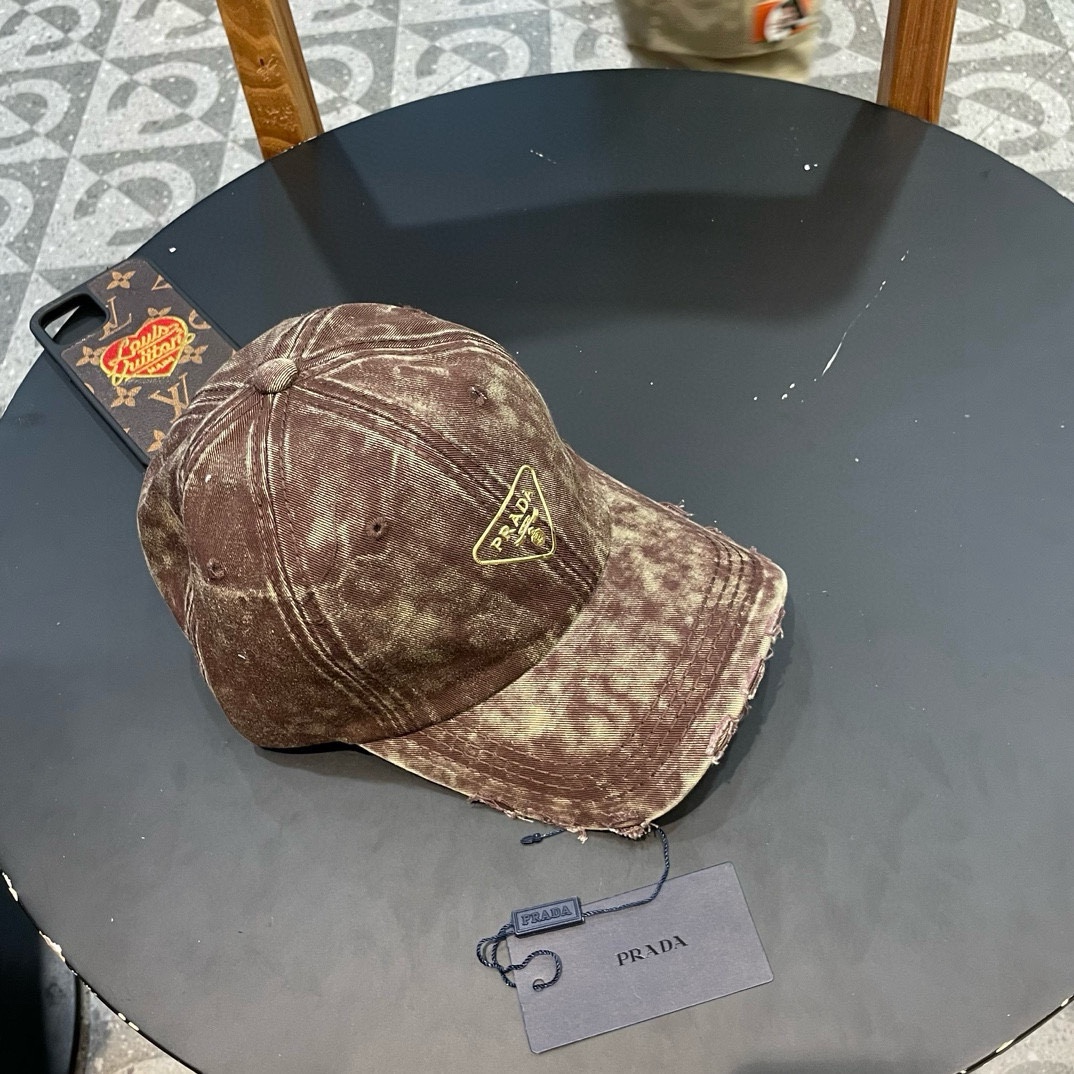  普拉达Prada 经典三角标棒球帽🧢万能必留款 戴一万年都好看 日常刚需 颜色完美 帽型正点 简直谁戴