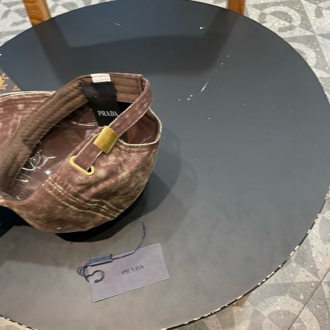  普拉达Prada 经典三角标棒球帽🧢万能必留款 戴一万年都好看 日常刚需 颜色完美 帽型正点 简直谁戴