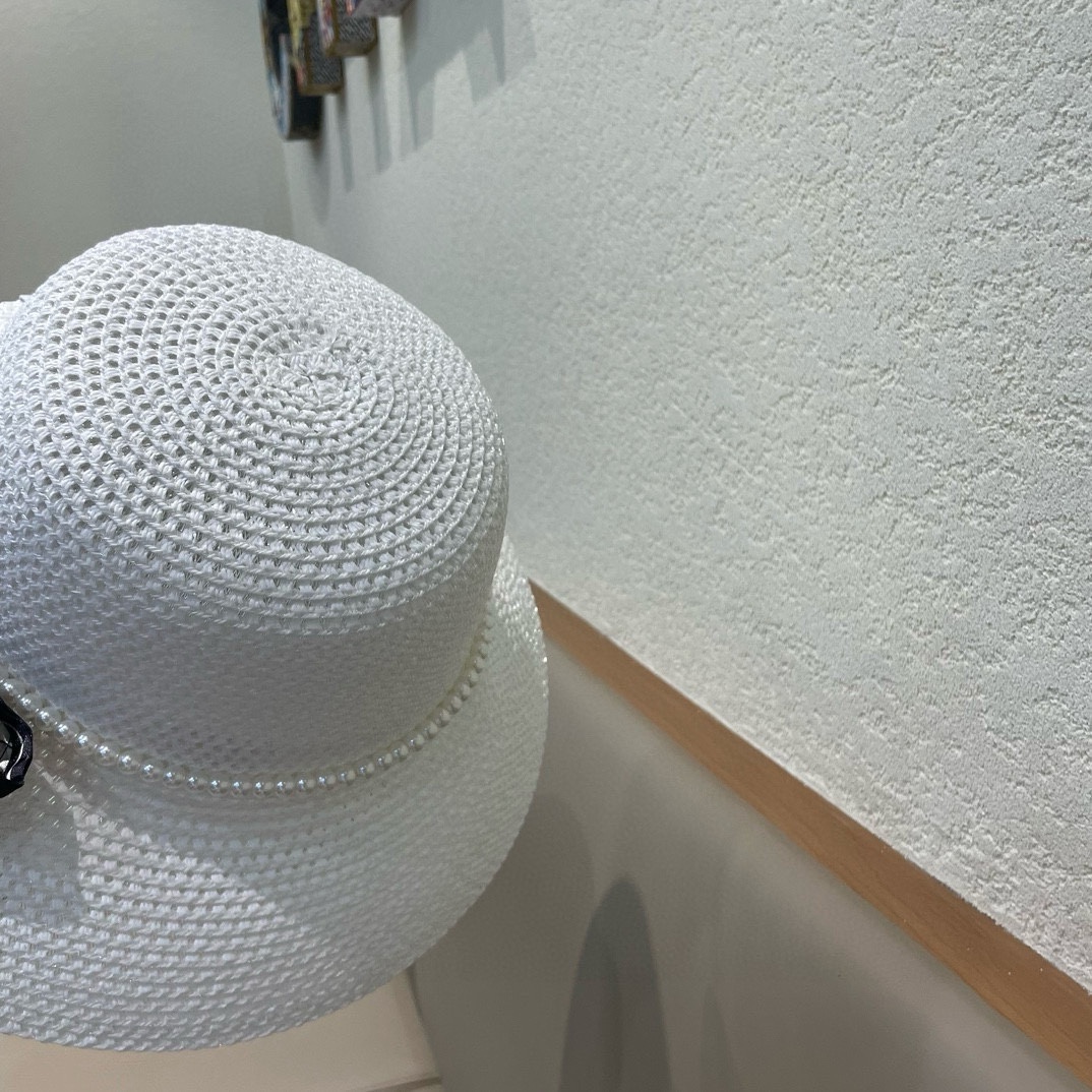   【CHANEL香奈儿】的新款草编镂空遮阳平顶草帽🤩沙滩风，简约大方，百搭单品～出街首选，