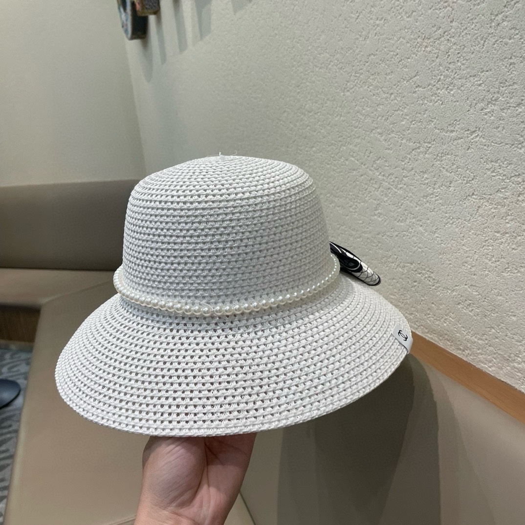   【CHANEL香奈儿】的新款草编镂空遮阳平顶草帽🤩沙滩风，简约大方，百搭单品～出街首选，