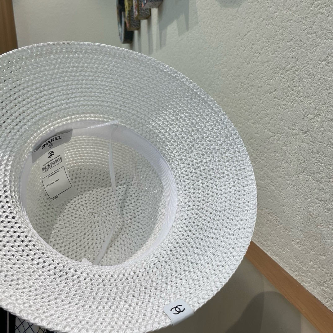   【CHANEL香奈儿】的新款草编镂空遮阳平顶草帽🤩沙滩风，简约大方，百搭单品～出街首选，