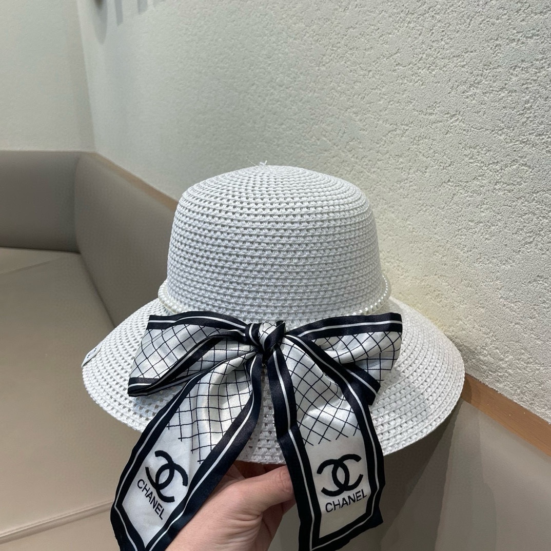   【CHANEL香奈儿】的新款草编镂空遮阳平顶草帽🤩沙滩风，简约大方，百搭单品～出街首选，