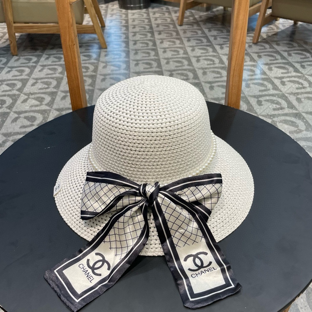   【CHANEL香奈儿】的新款草编镂空遮阳平顶草帽🤩沙滩风，简约大方，百搭单品～出街首选，