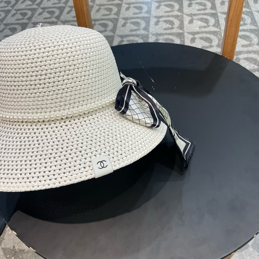   【CHANEL香奈儿】的新款草编镂空遮阳平顶草帽🤩沙滩风，简约大方，百搭单品～出街首选，