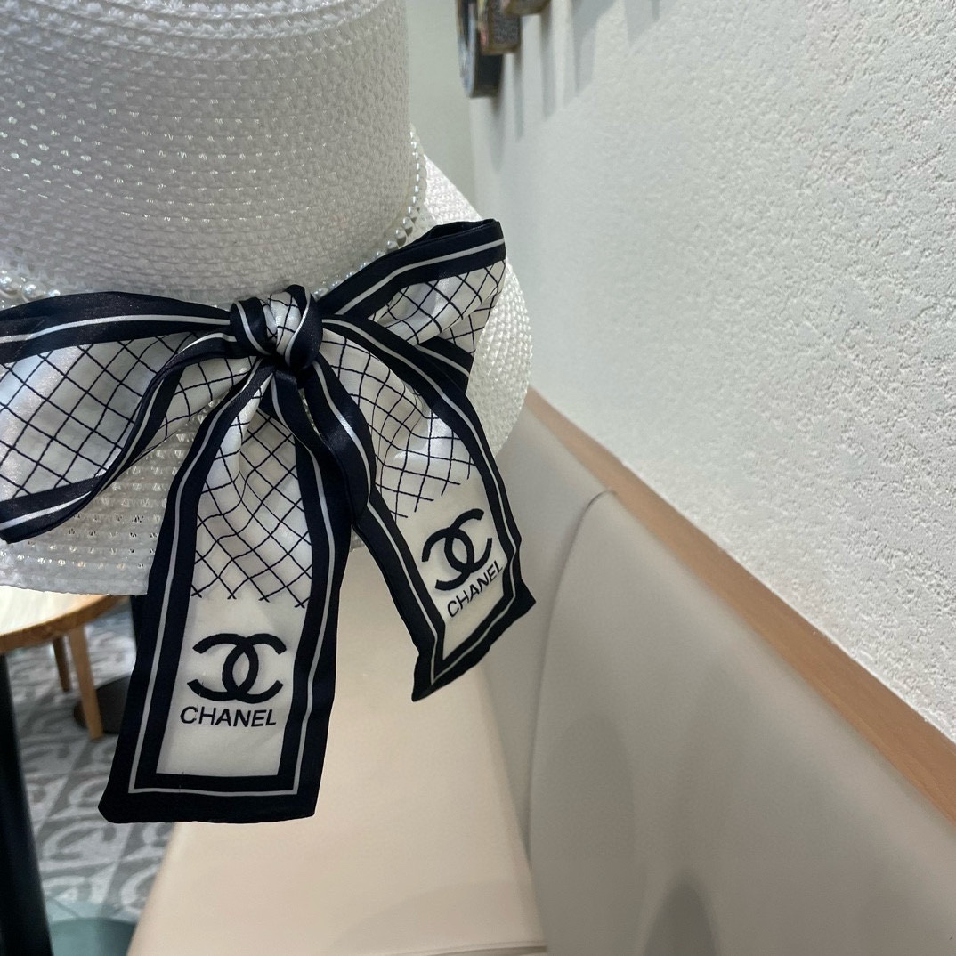   【CHANEL香奈儿】的新款草编镂空遮阳平顶草帽🤩沙滩风，简约大方，百搭单品～出街首选，