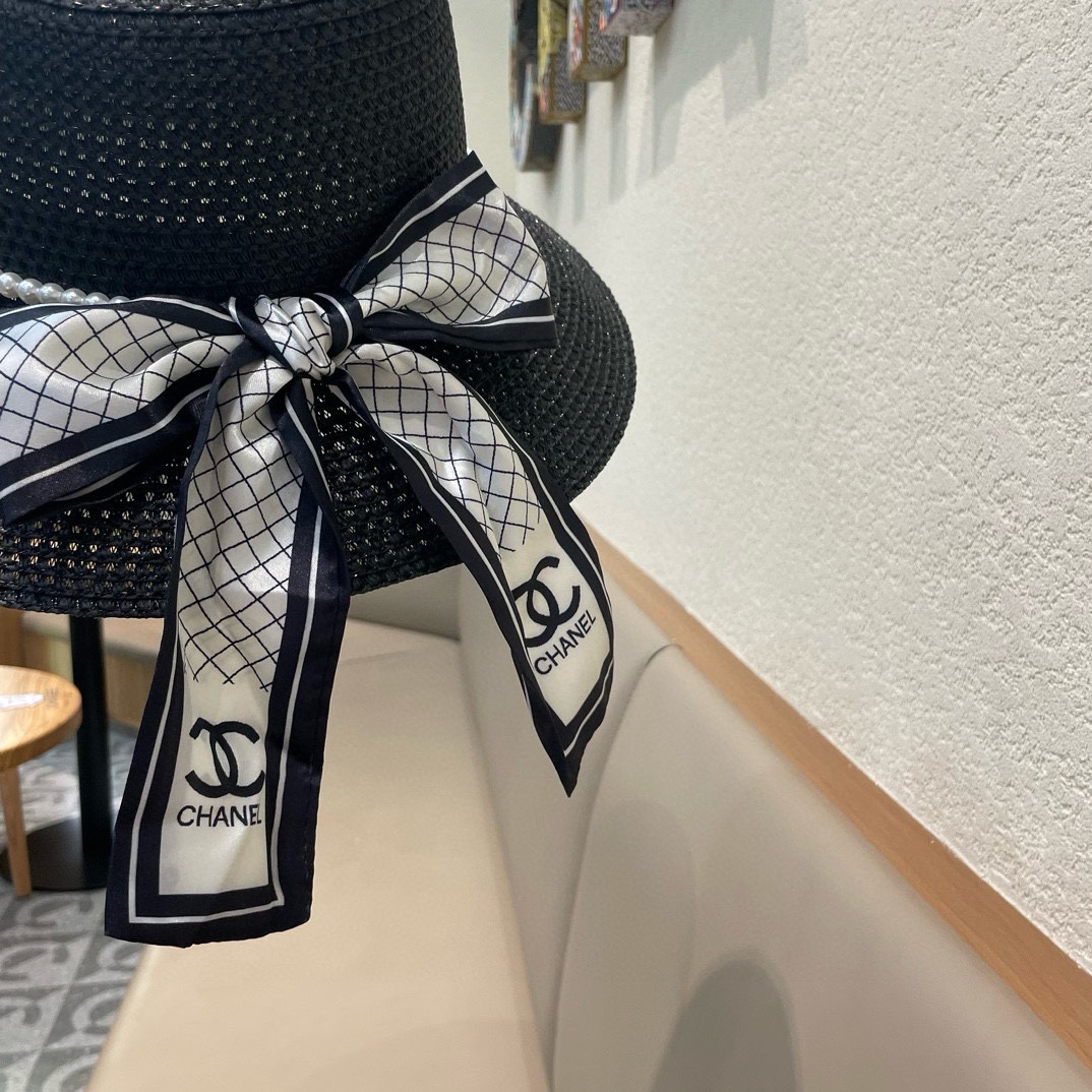   【CHANEL香奈儿】的新款草编镂空遮阳平顶草帽🤩沙滩风，简约大方，百搭单品～出街首选，