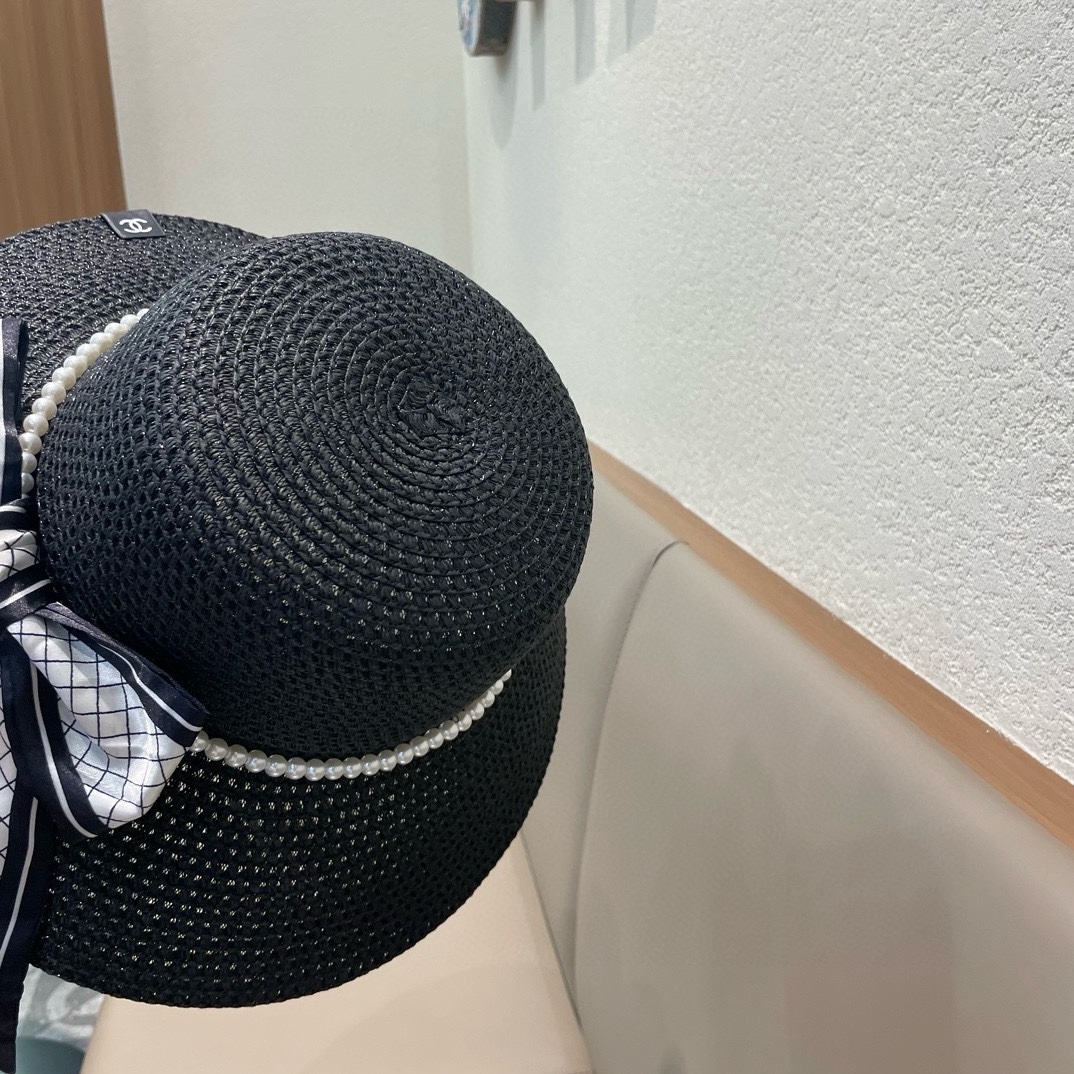   【CHANEL香奈儿】的新款草编镂空遮阳平顶草帽🤩沙滩风，简约大方，百搭单品～出街首选，