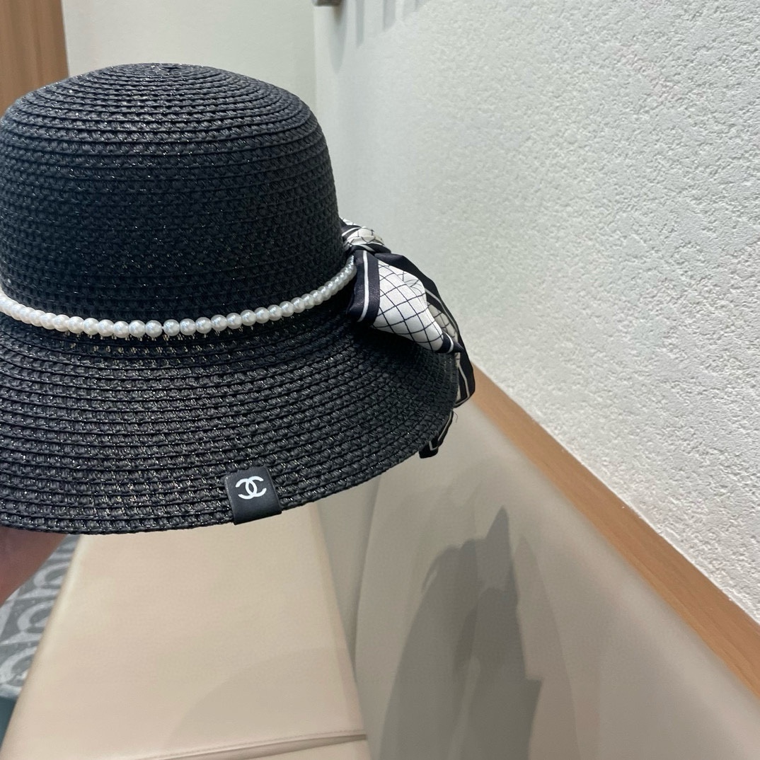   【CHANEL香奈儿】的新款草编镂空遮阳平顶草帽🤩沙滩风，简约大方，百搭单品～出街首选，