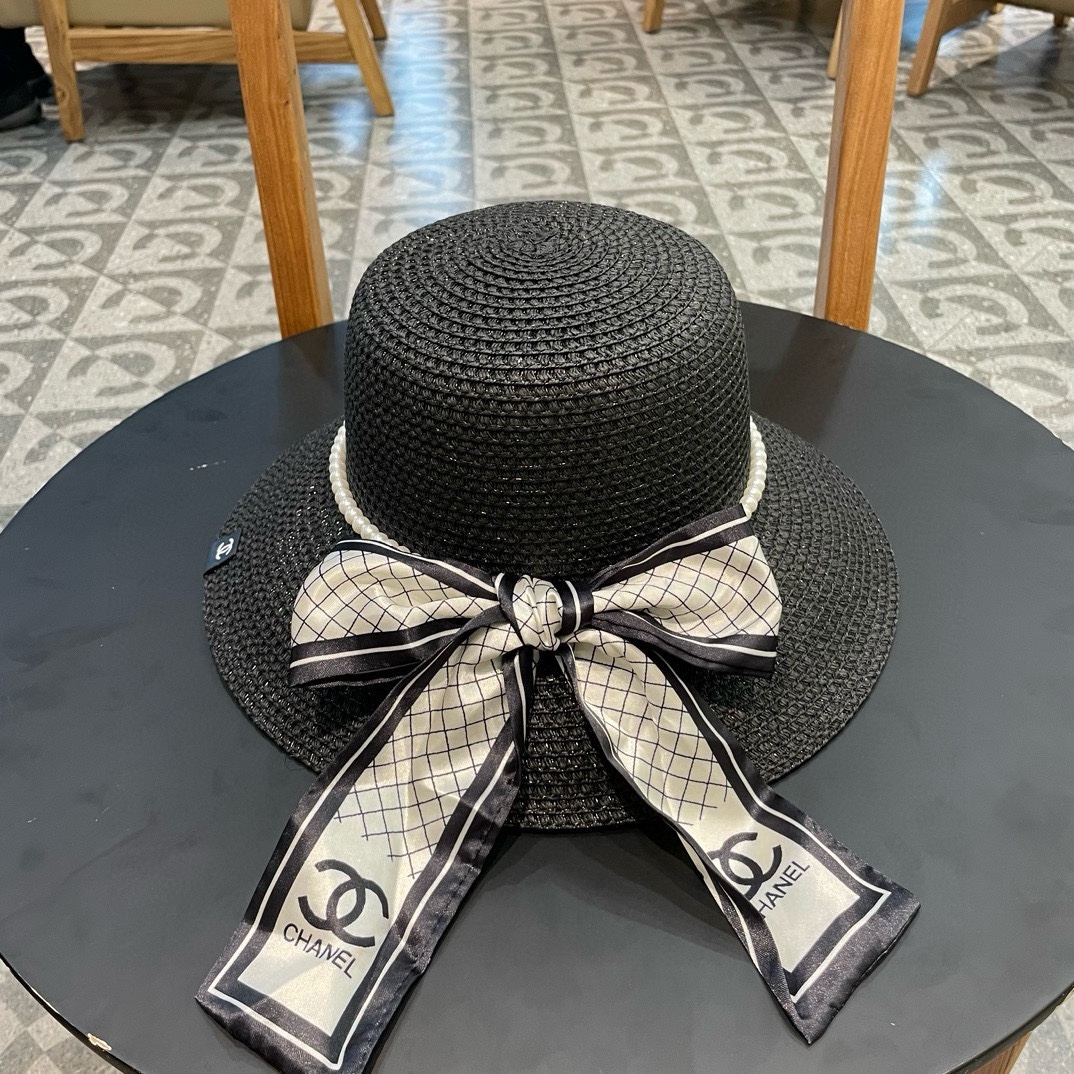   【CHANEL香奈儿】的新款草编镂空遮阳平顶草帽🤩沙滩风，简约大方，百搭单品～出街首选，