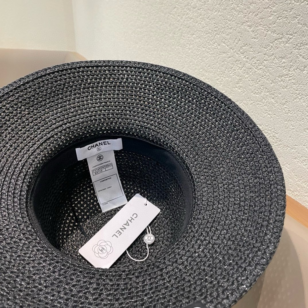   【CHANEL香奈儿】的新款草编镂空遮阳平顶草帽🤩沙滩风，简约大方，百搭单品～出街首选，