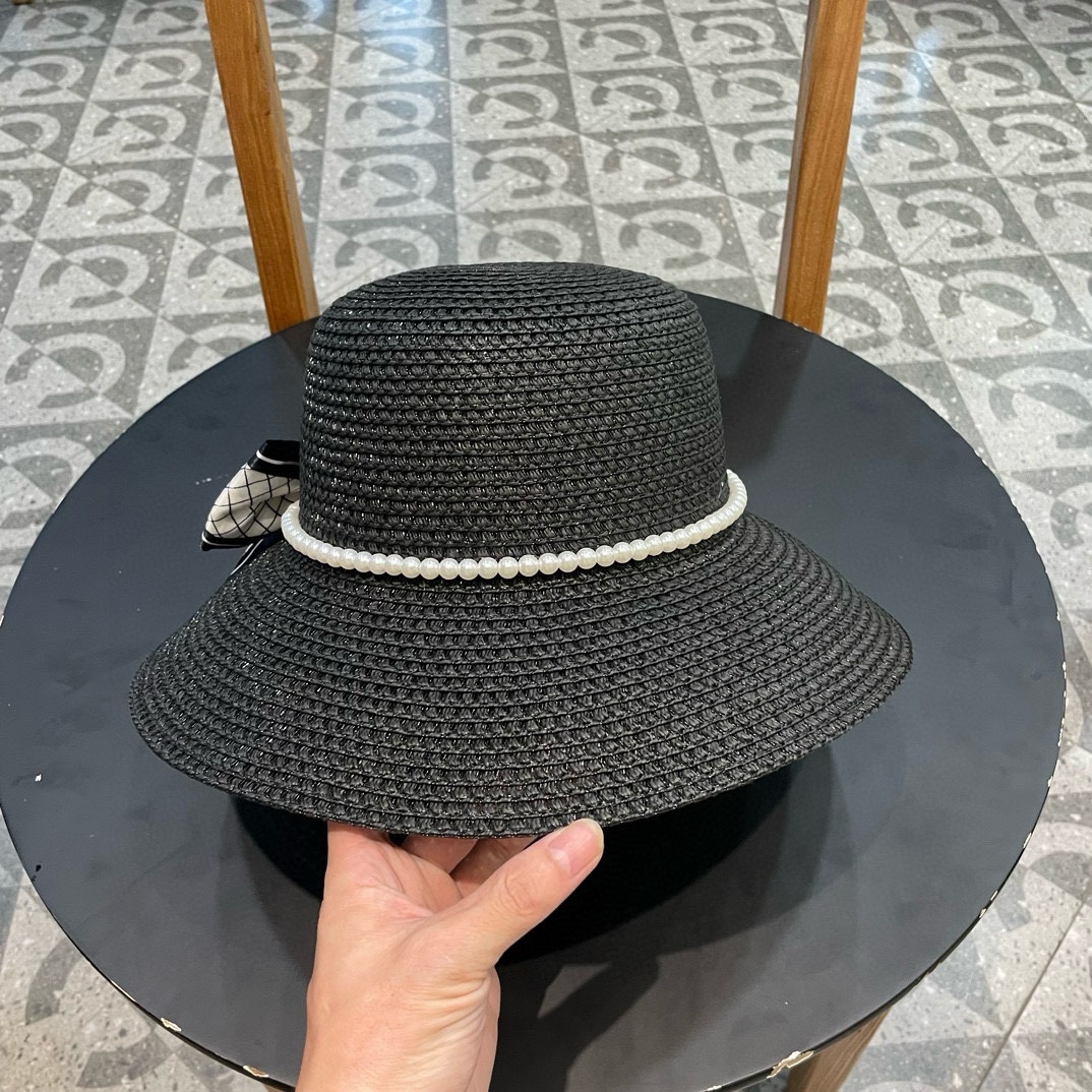   【CHANEL香奈儿】的新款草编镂空遮阳平顶草帽🤩沙滩风，简约大方，百搭单品～出街首选，