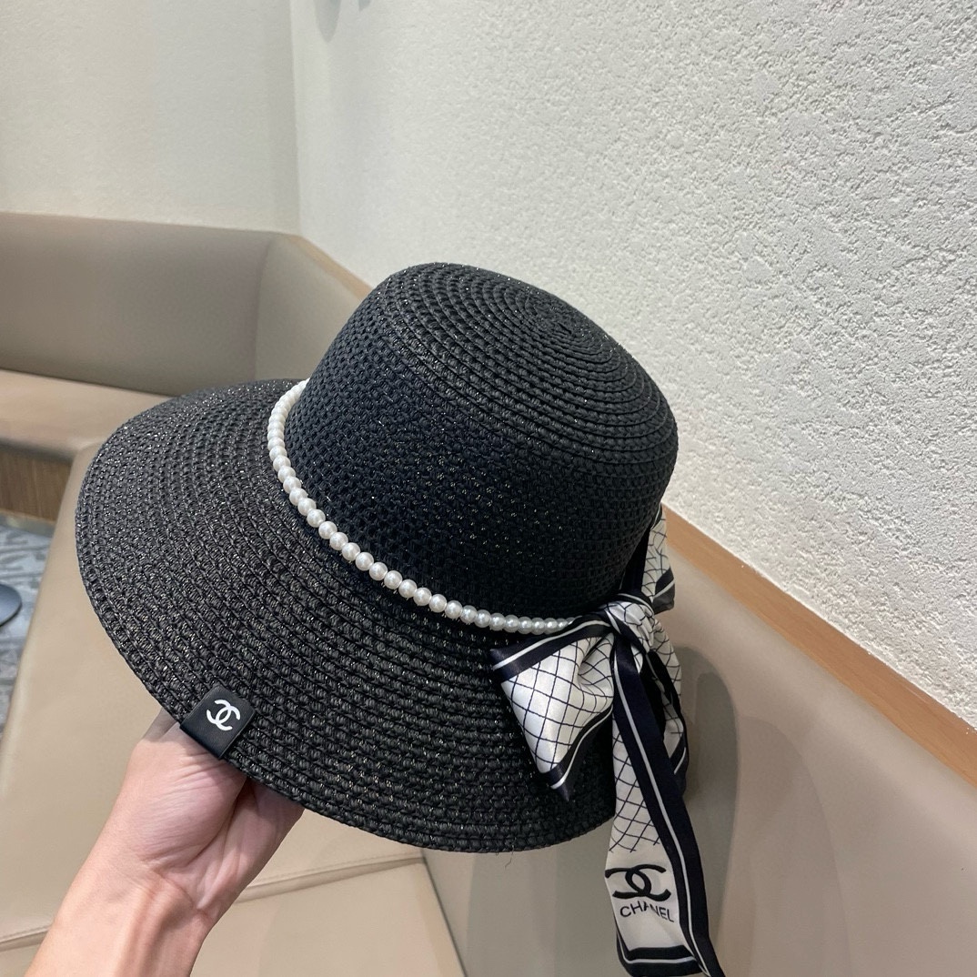   【CHANEL香奈儿】的新款草编镂空遮阳平顶草帽🤩沙滩风，简约大方，百搭单品～出街首选，