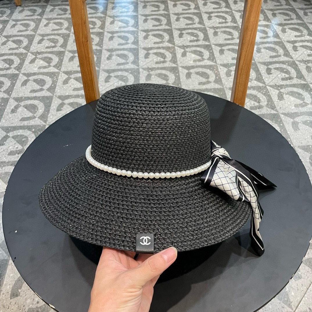   【CHANEL香奈儿】的新款草编镂空遮阳平顶草帽🤩沙滩风，简约大方，百搭单品～出街首选，