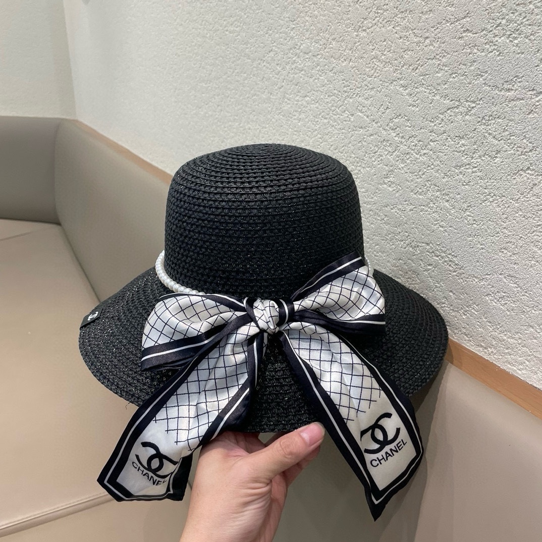   【CHANEL香奈儿】的新款草编镂空遮阳平顶草帽🤩沙滩风，简约大方，百搭单品～出街首选，