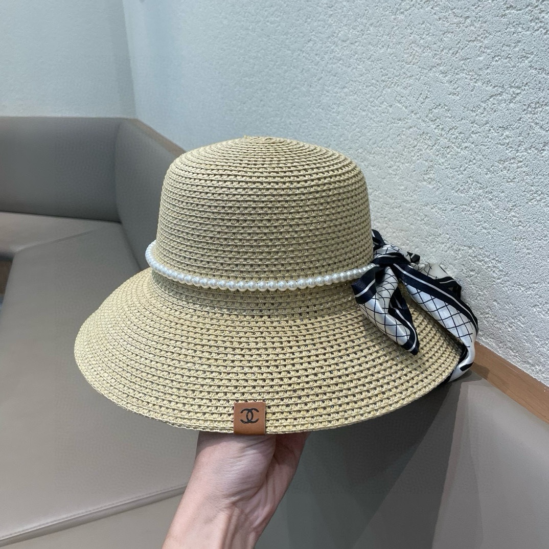   【CHANEL香奈儿】的新款草编镂空遮阳平顶草帽🤩沙滩风，简约大方，百搭单品～出街首选，
