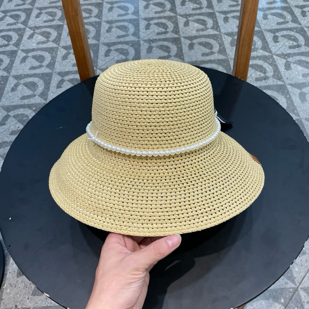   【CHANEL香奈儿】的新款草编镂空遮阳平顶草帽🤩沙滩风，简约大方，百搭单品～出街首选，