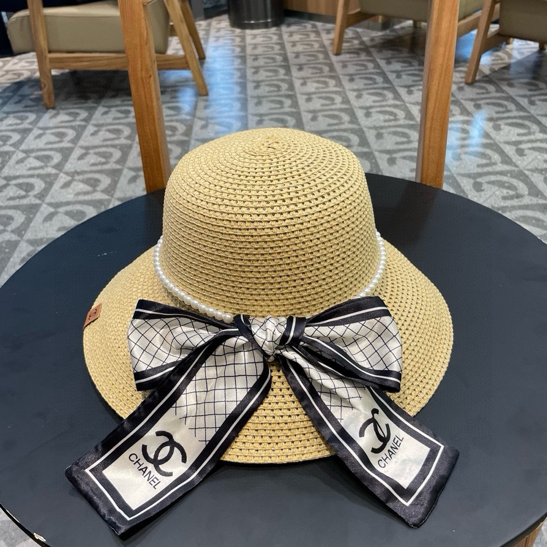   【CHANEL香奈儿】的新款草编镂空遮阳平顶草帽🤩沙滩风，简约大方，百搭单品～出街首选，