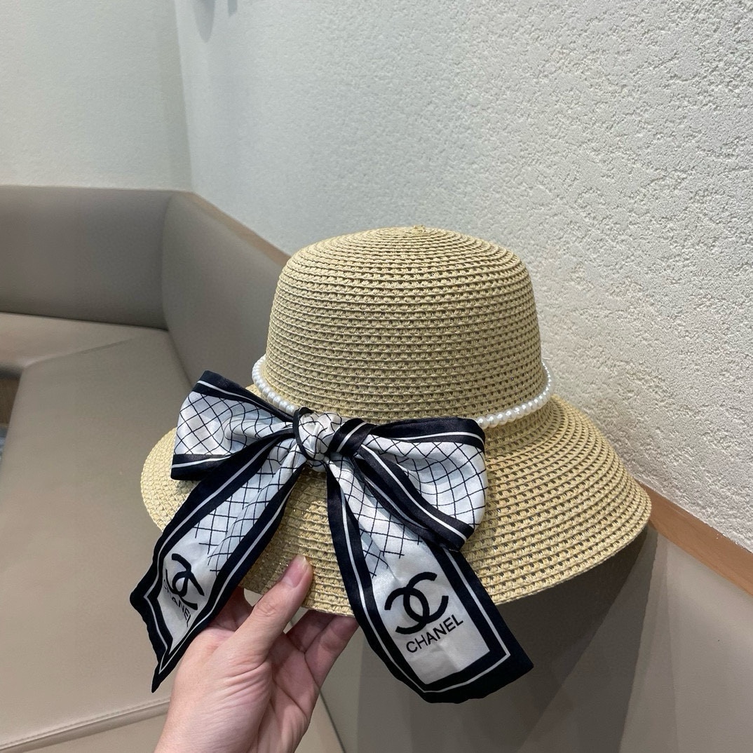   【CHANEL香奈儿】的新款草编镂空遮阳平顶草帽🤩沙滩风，简约大方，百搭单品～出街首选，