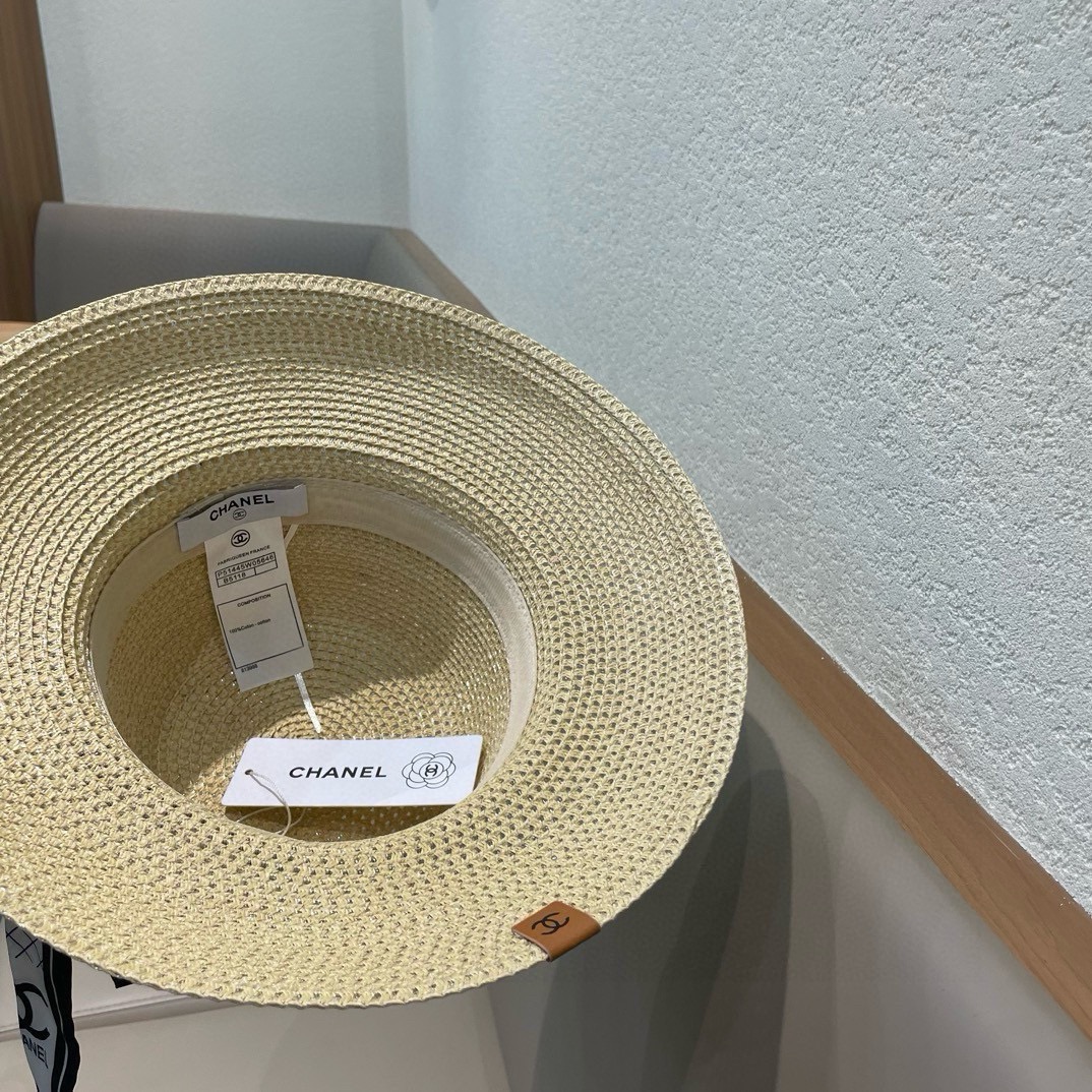   【CHANEL香奈儿】的新款草编镂空遮阳平顶草帽🤩沙滩风，简约大方，百搭单品～出街首选，