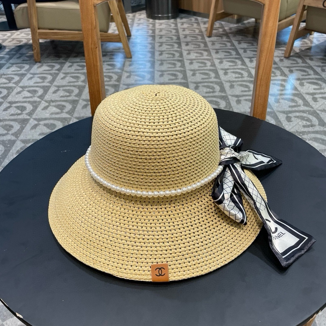   【CHANEL香奈儿】的新款草编镂空遮阳平顶草帽🤩沙滩风，简约大方，百搭单品～出街首选，
