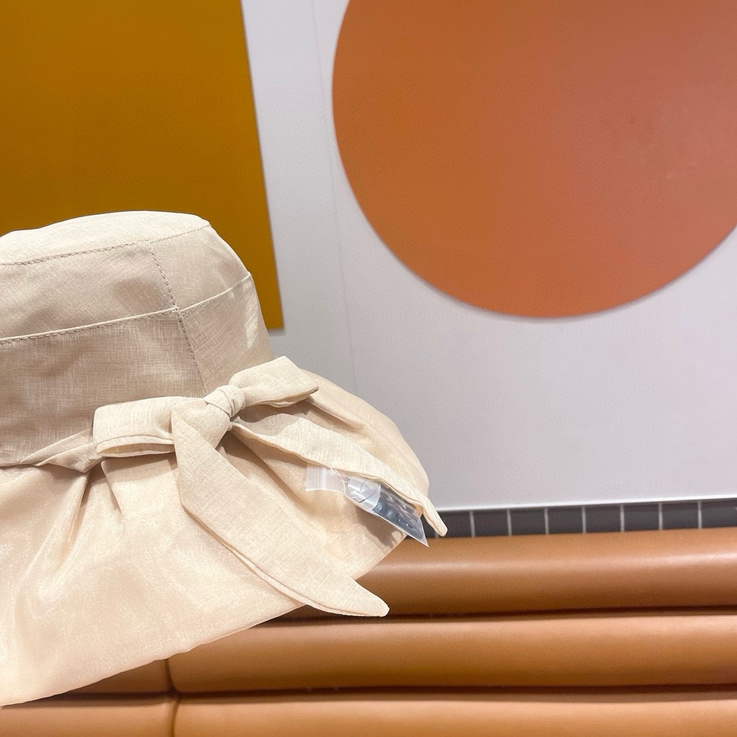  【CELINE 塞琳】新款度假风蝴蝶结大沿彩胶遮阳渔夫帽，大牌款超好搭配，赶紧入手