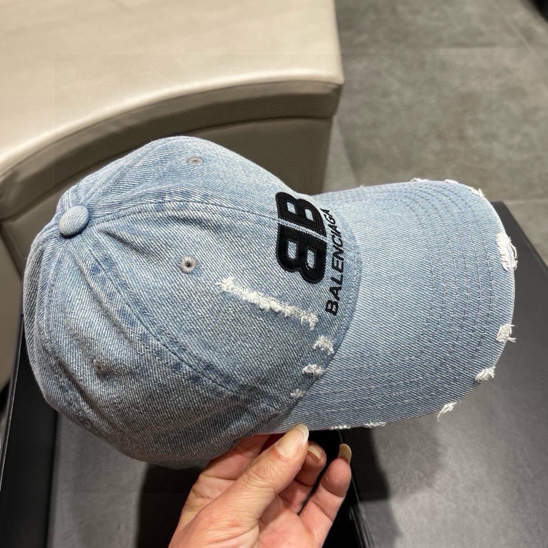  Balenciaga巴黎世家新款牛仔破洞街头风棉布棒球帽，个性时尚款
休闲带点酷酷的感觉，中性款
男