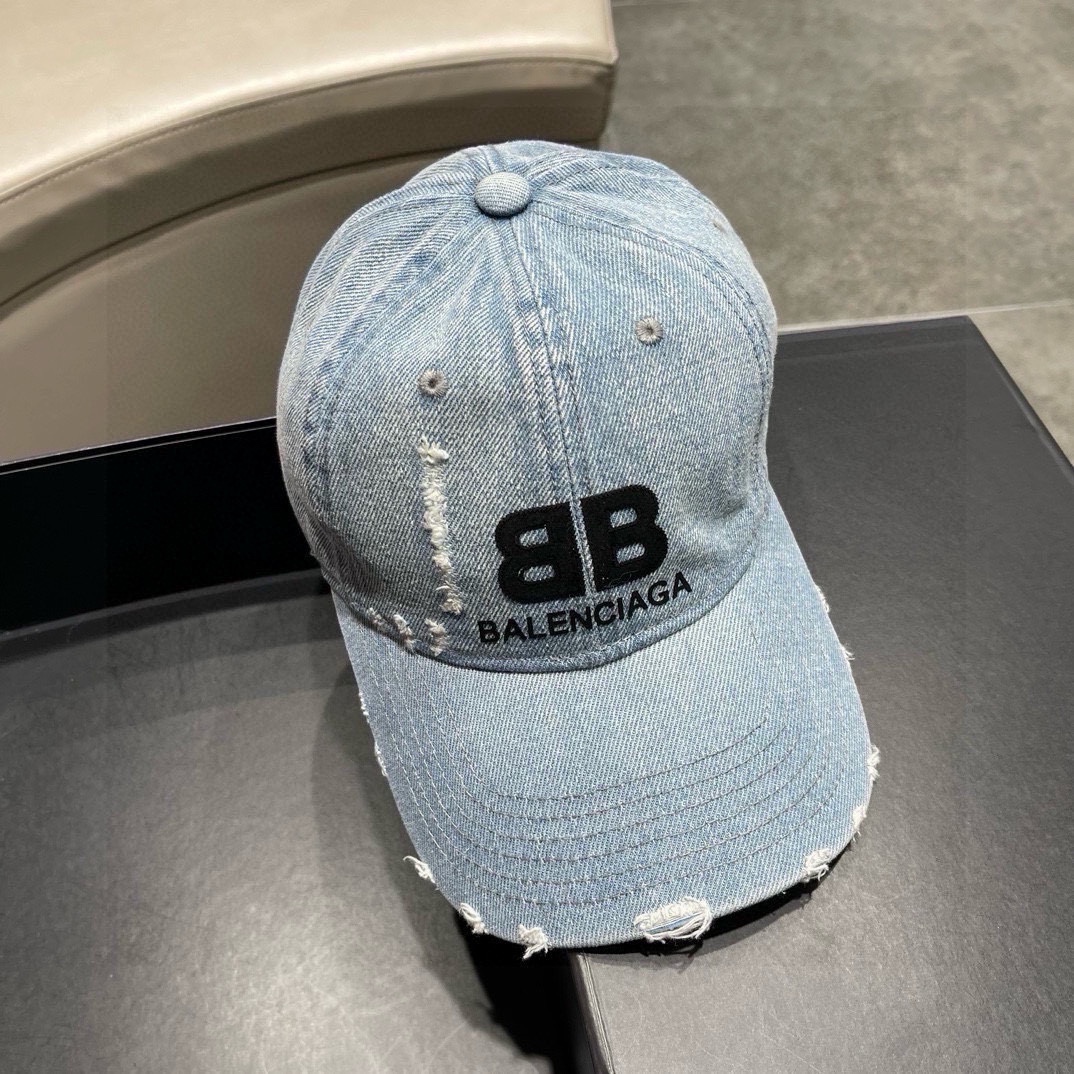   Balenciaga巴黎世家新款牛仔破洞街头风棉布棒球帽，个性时尚款
休闲带点酷酷的感觉，中性款
男