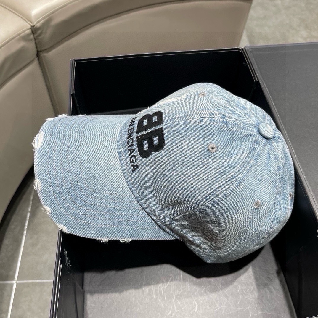   Balenciaga巴黎世家新款牛仔破洞街头风棉布棒球帽，个性时尚款
休闲带点酷酷的感觉，中性款
男