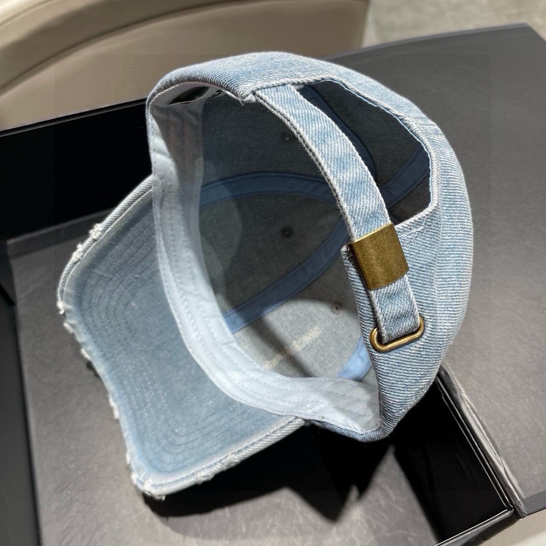   Balenciaga巴黎世家新款牛仔破洞街头风棉布棒球帽，个性时尚款
休闲带点酷酷的感觉，中性款
男
