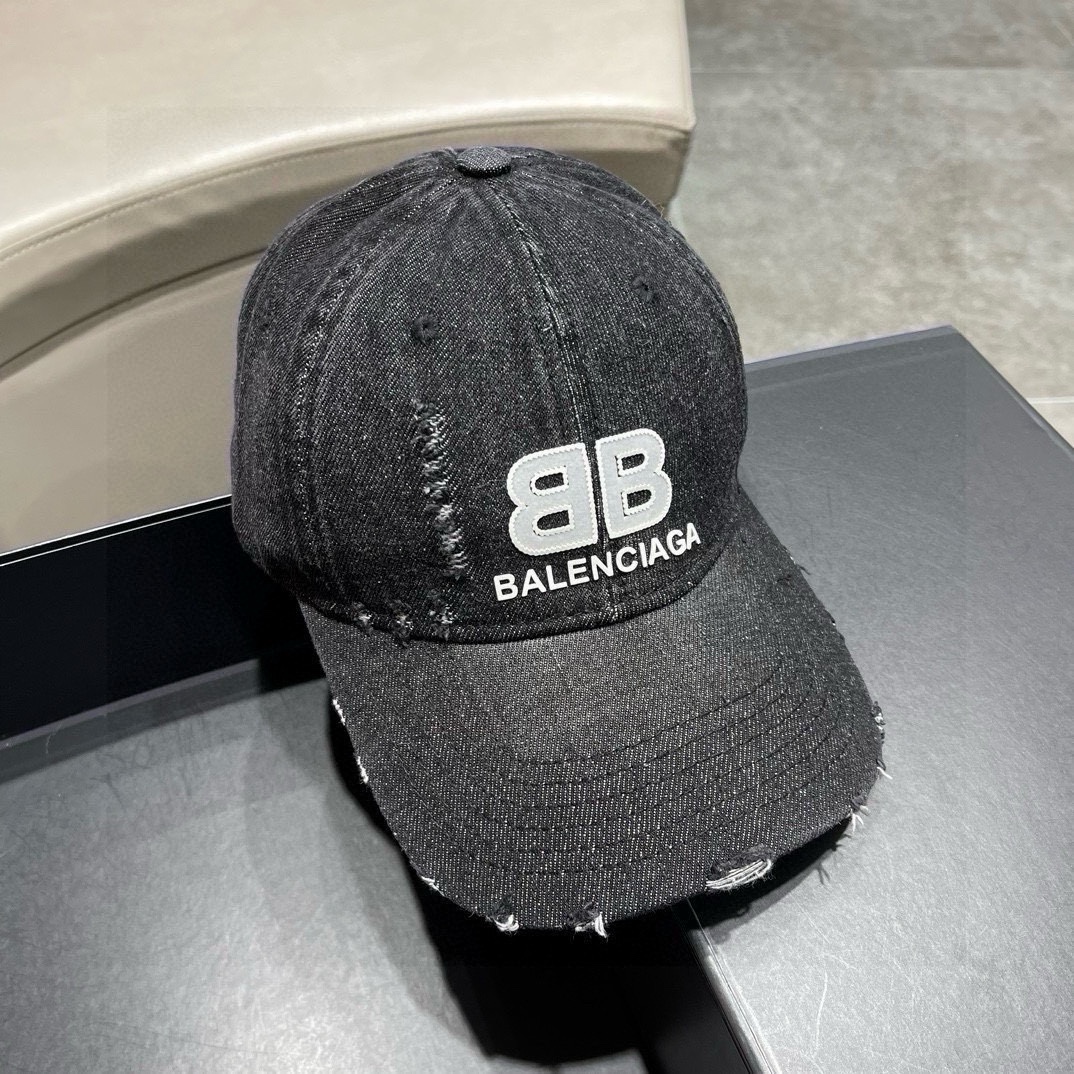   Balenciaga巴黎世家新款牛仔破洞街头风棉布棒球帽，个性时尚款
休闲带点酷酷的感觉，中性款
男