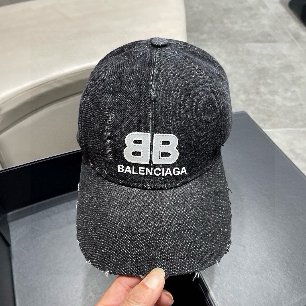   Balenciaga巴黎世家新款牛仔破洞街头风棉布棒球帽，个性时尚款
休闲带点酷酷的感觉，中性款
男