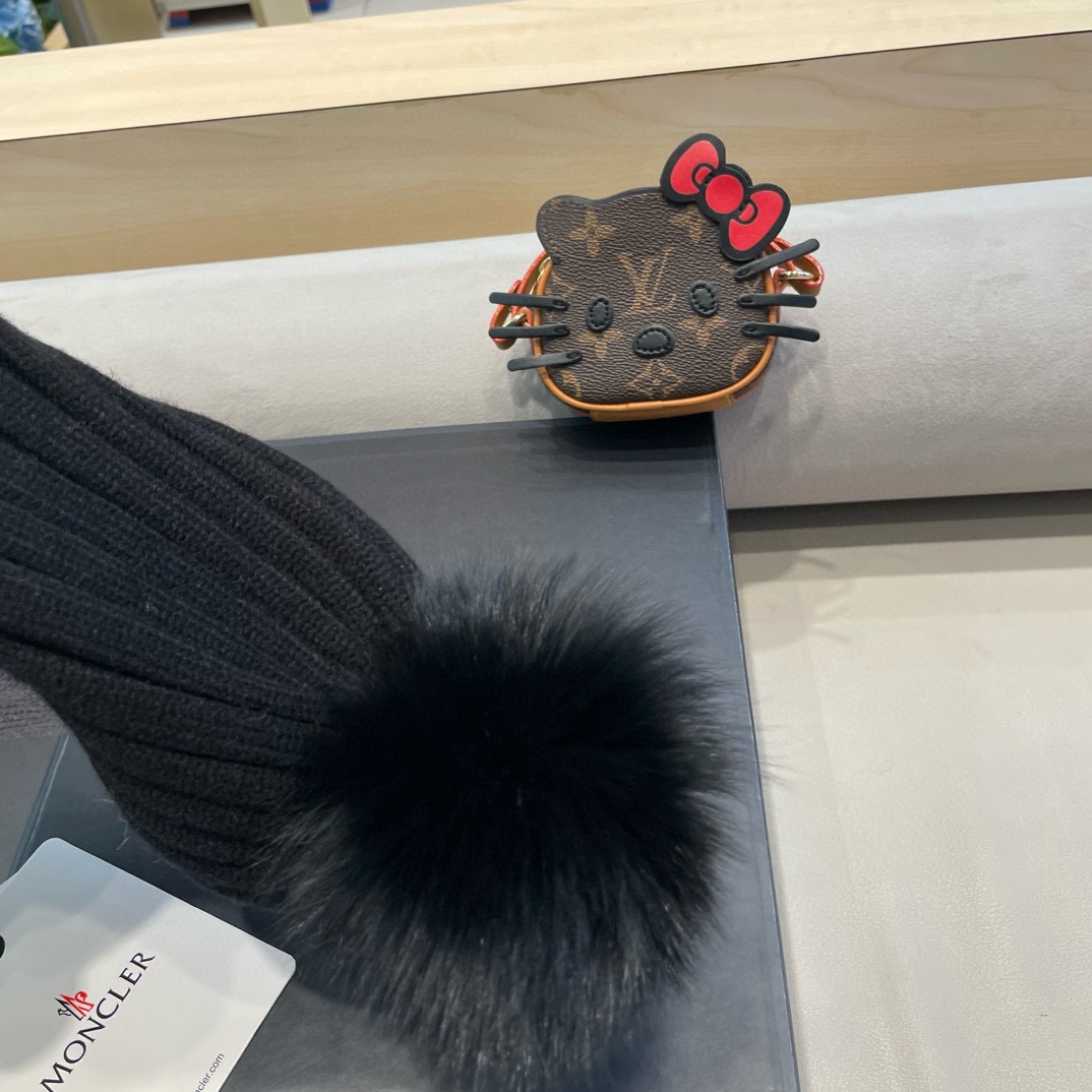  蒙口双标logo。针织毛线帽！小姐姐的冬日最爱～随便搭配什么衣服都好看！又减龄又显可爱的一款～颜色很多