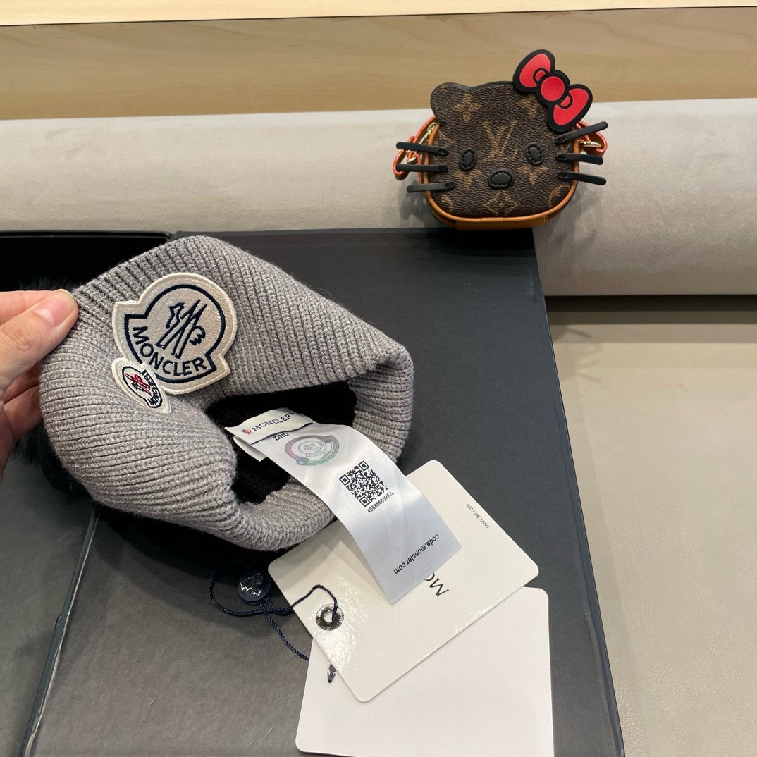  蒙口双标logo。针织毛线帽！小姐姐的冬日最爱～随便搭配什么衣服都好看！又减龄又显可爱的一款～颜色很多