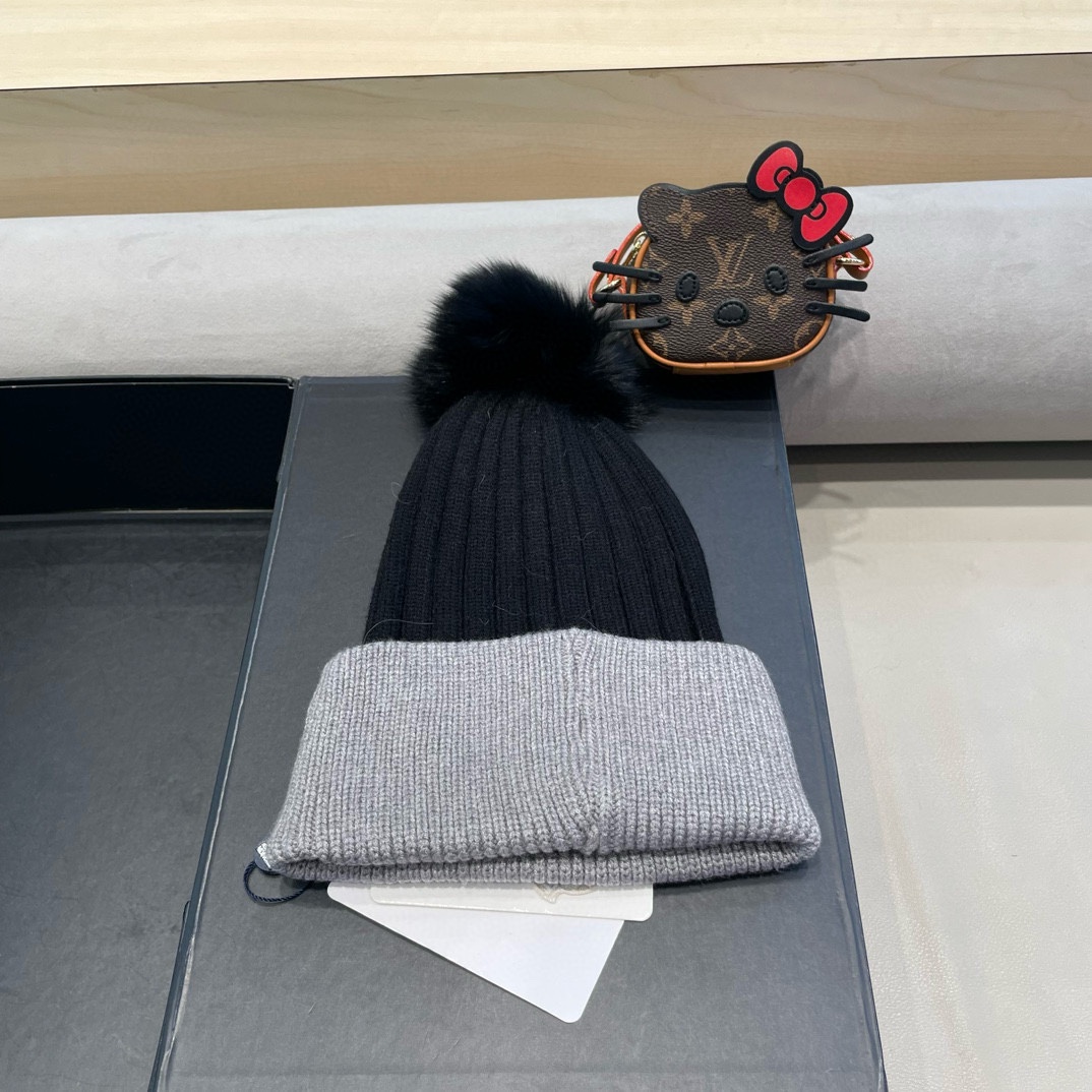  蒙口双标logo。针织毛线帽！小姐姐的冬日最爱～随便搭配什么衣服都好看！又减龄又显可爱的一款～颜色很多