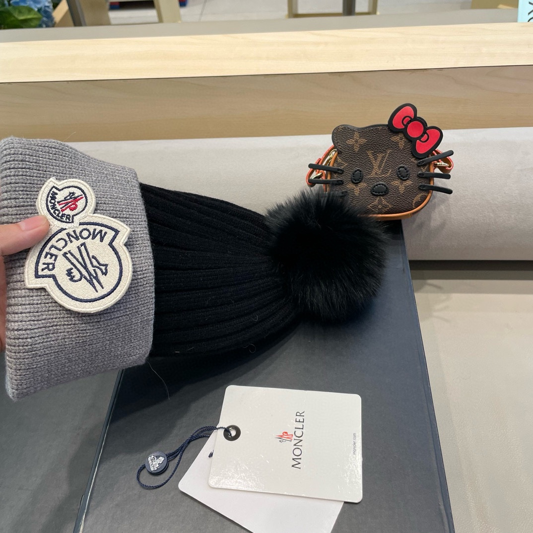  蒙口双标logo。针织毛线帽！小姐姐的冬日最爱～随便搭配什么衣服都好看！又减龄又显可爱的一款～颜色很多