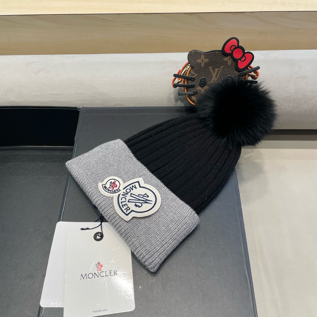  蒙口双标logo。针织毛线帽！小姐姐的冬日最爱～随便搭配什么衣服都好看！又减龄又显可爱的一款～颜色很多