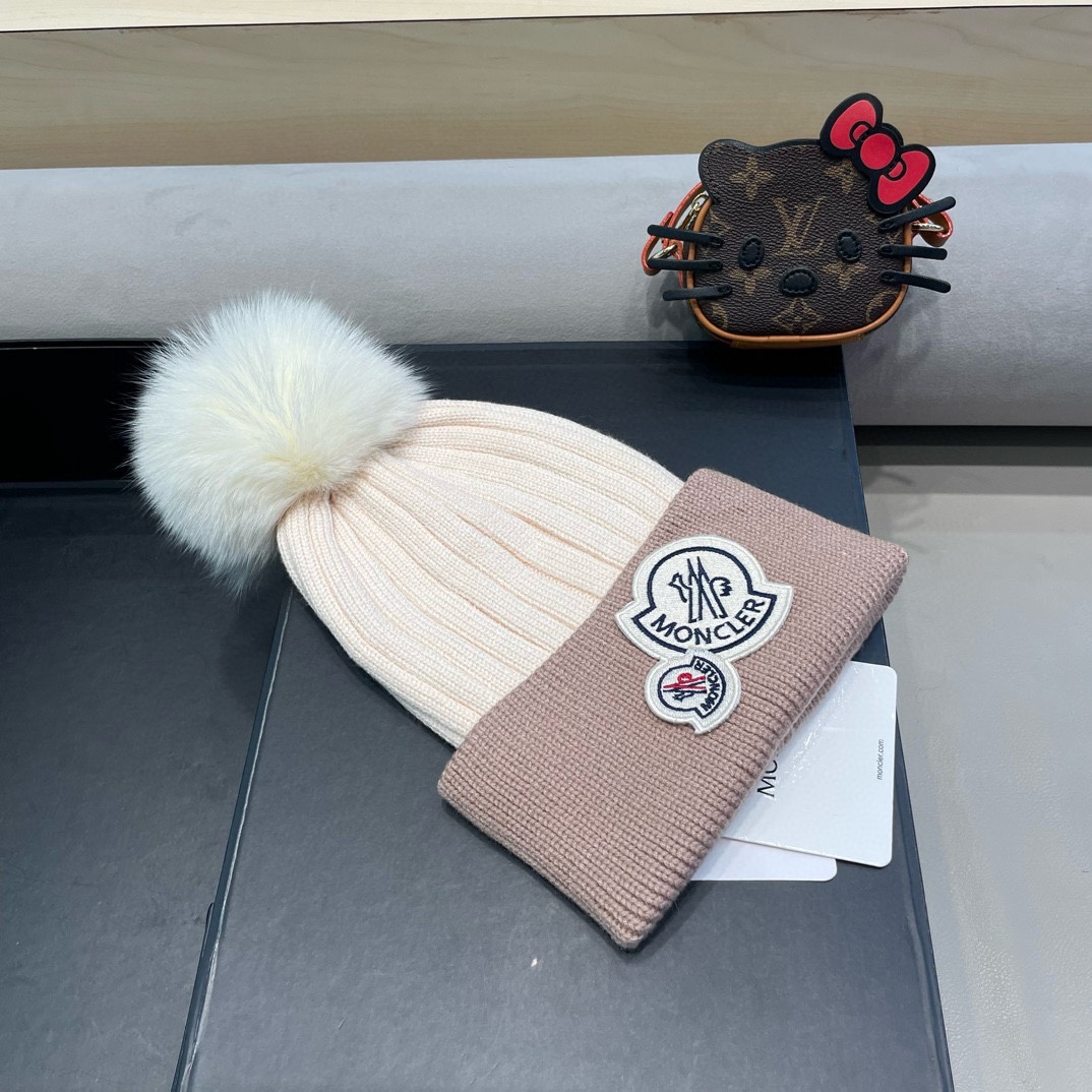  蒙口双标logo。针织毛线帽！小姐姐的冬日最爱～随便搭配什么衣服都好看！又减龄又显可爱的一款～颜色很多