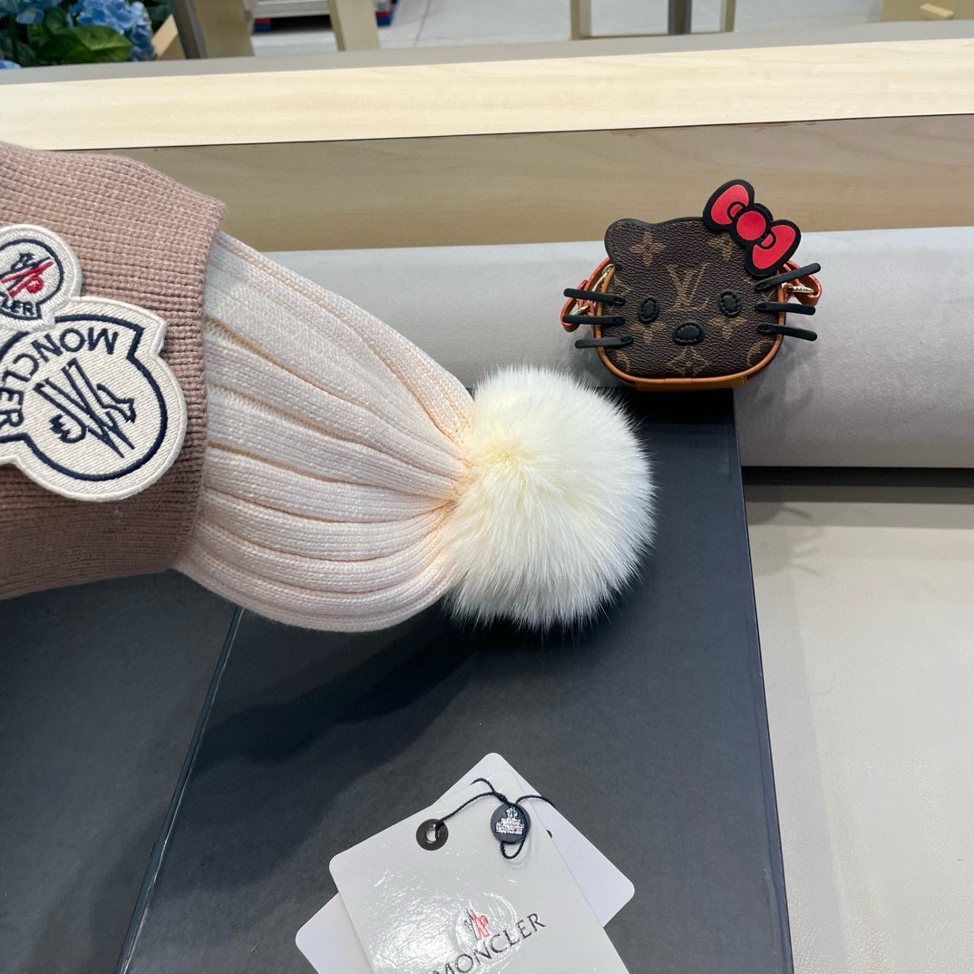  蒙口双标logo。针织毛线帽！小姐姐的冬日最爱～随便搭配什么衣服都好看！又减龄又显可爱的一款～颜色很多