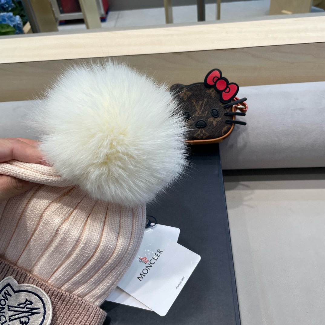  蒙口双标logo。针织毛线帽！小姐姐的冬日最爱～随便搭配什么衣服都好看！又减龄又显可爱的一款～颜色很多