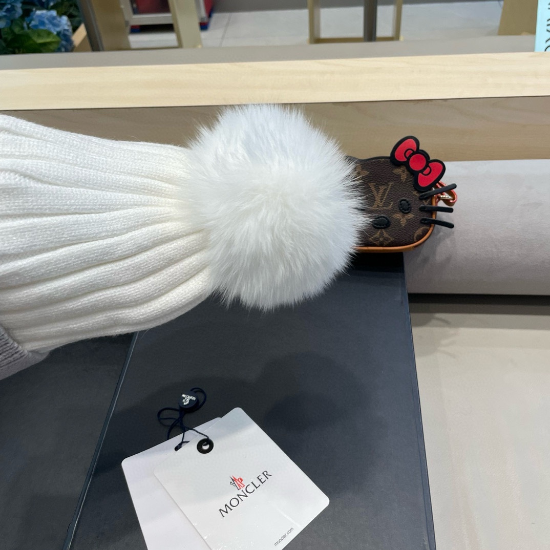  蒙口双标logo。针织毛线帽！小姐姐的冬日最爱～随便搭配什么衣服都好看！又减龄又显可爱的一款～颜色很多