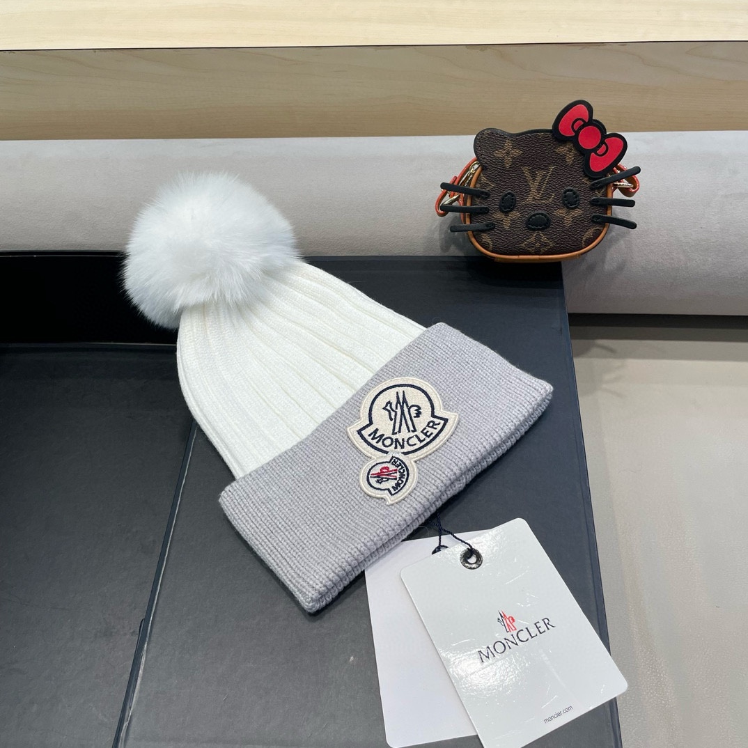  蒙口双标logo。针织毛线帽！小姐姐的冬日最爱～随便搭配什么衣服都好看！又减龄又显可爱的一款～颜色很多