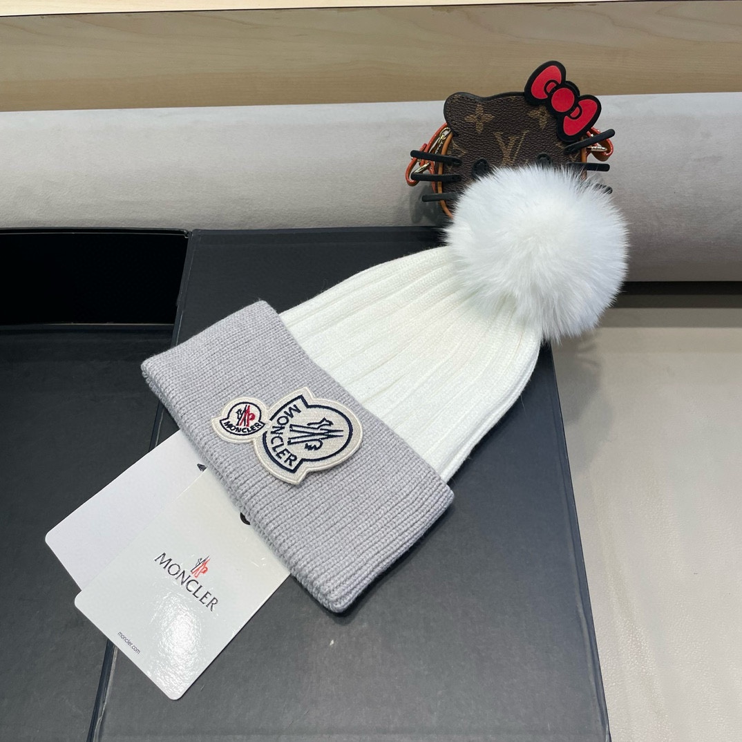  蒙口双标logo。针织毛线帽！小姐姐的冬日最爱～随便搭配什么衣服都好看！又减龄又显可爱的一款～颜色很多