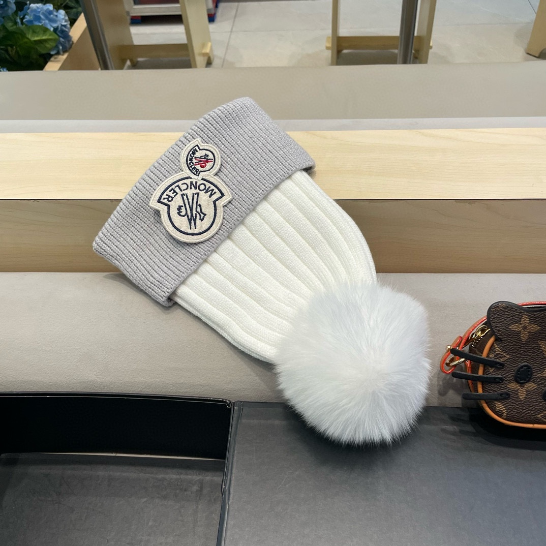  蒙口双标logo。针织毛线帽！小姐姐的冬日最爱～随便搭配什么衣服都好看！又减龄又显可爱的一款～颜色很多