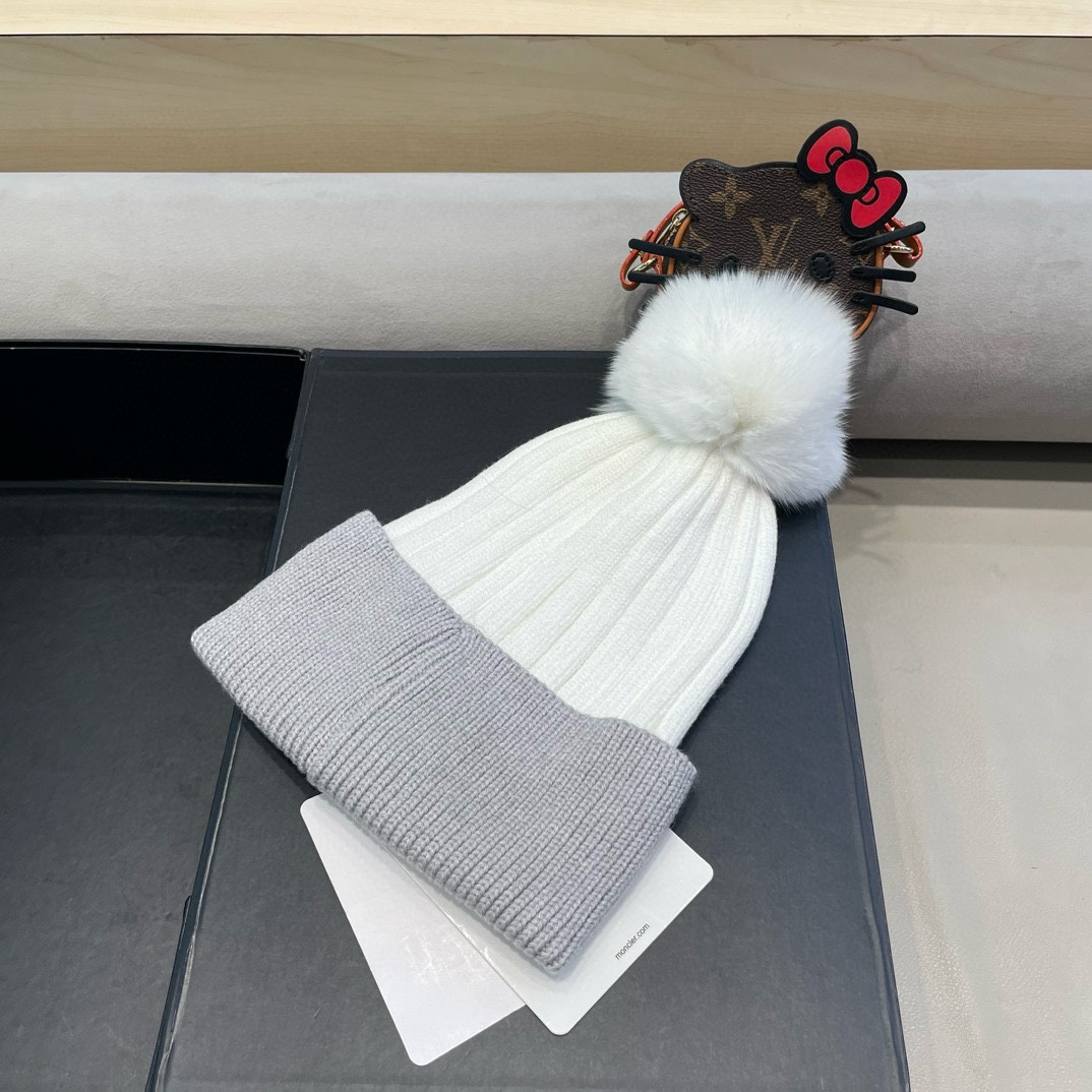  蒙口双标logo。针织毛线帽！小姐姐的冬日最爱～随便搭配什么衣服都好看！又减龄又显可爱的一款～颜色很多