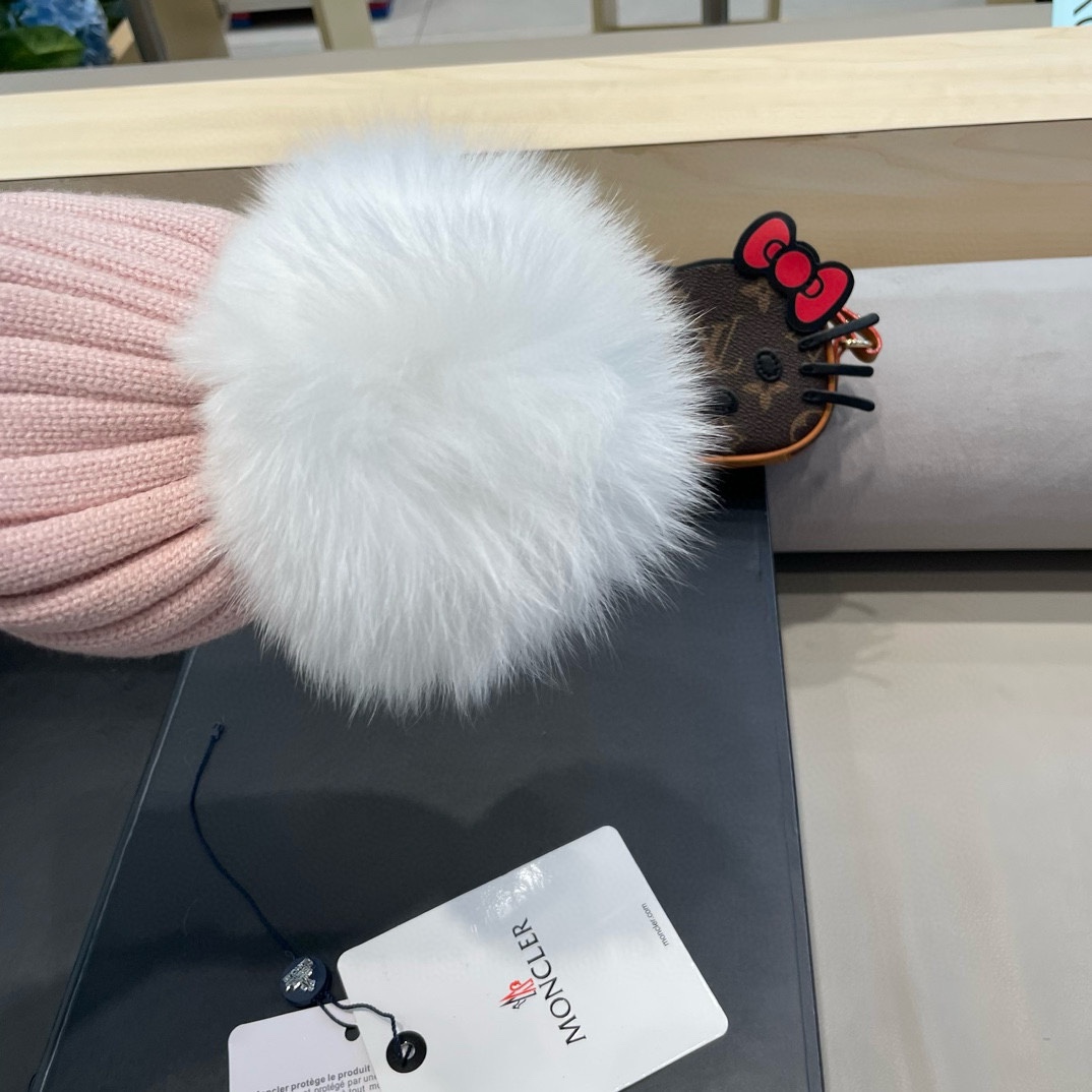  蒙口双标logo。针织毛线帽！小姐姐的冬日最爱～随便搭配什么衣服都好看！又减龄又显可爱的一款～颜色很多