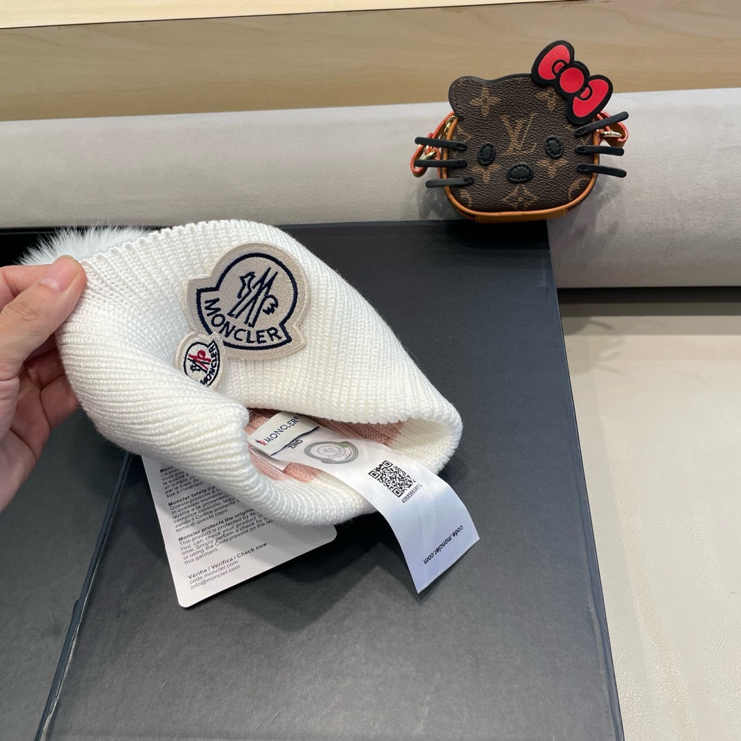  蒙口双标logo。针织毛线帽！小姐姐的冬日最爱～随便搭配什么衣服都好看！又减龄又显可爱的一款～颜色很多